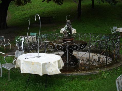 Bruneck Cafe Tisch Brunnen