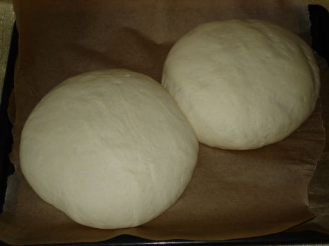 Brot vor dem Backen auf dem Backblech