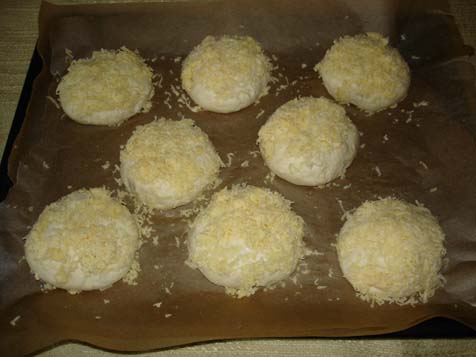 Käsebrötchen vor dem Backen auf dem Backblech