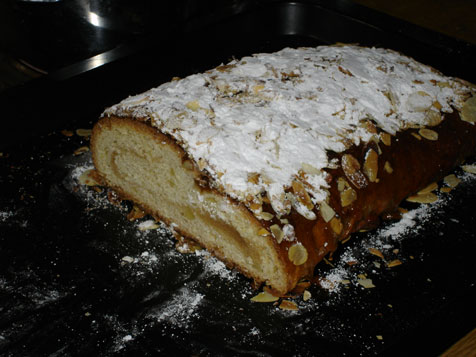 Der fertige Mandelstollen