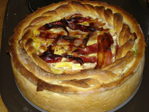 Die fertige Rosenkohl-Torte mit Frühstücksspeck